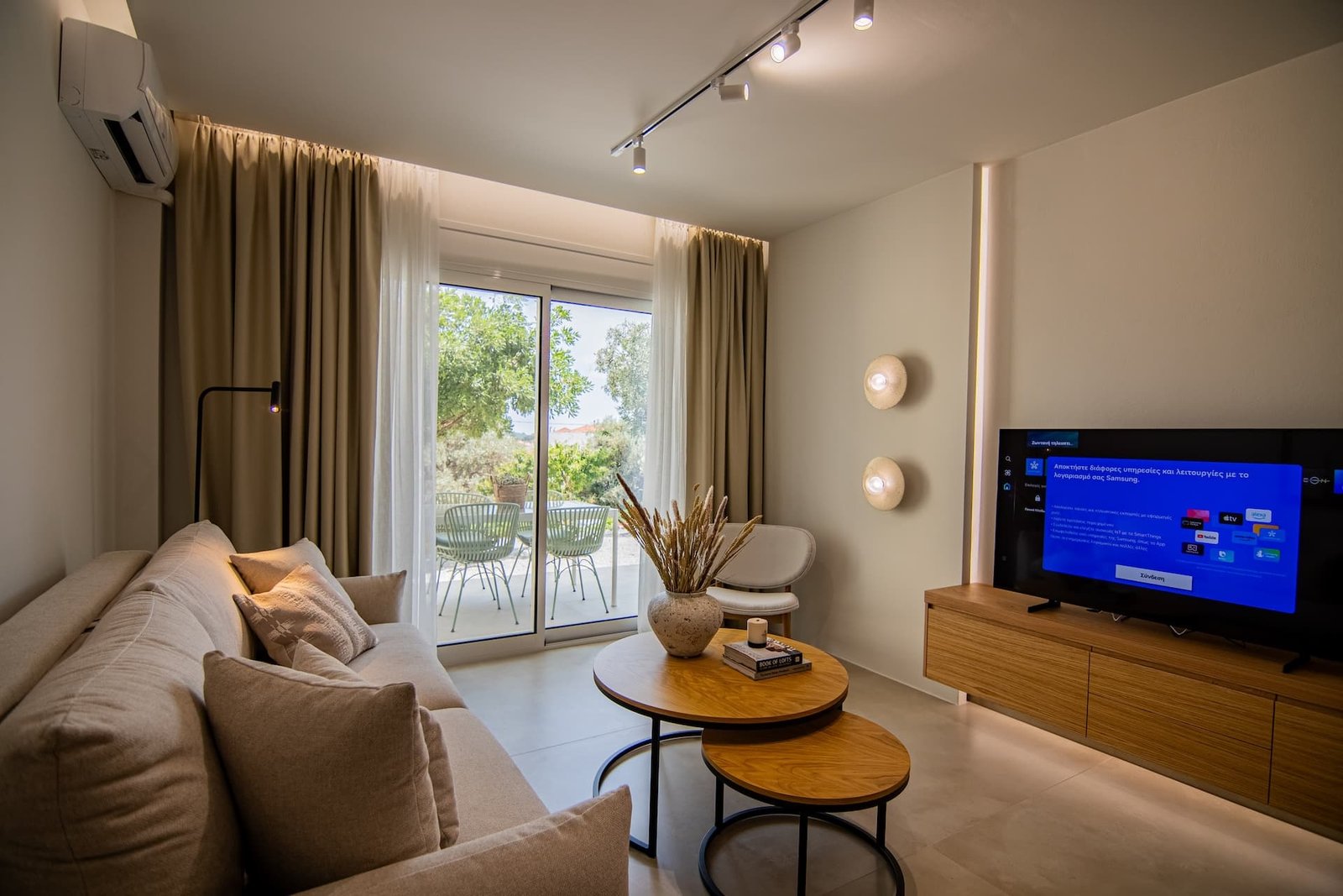 Newly built in 2024, Aigis Apartment Skiathos blends comfort and elegance to create a cosy home away from home on the beautiful island of Skiathos. Conveniently located in Skiathos Town, our apartment offers easy access to the entire island.
