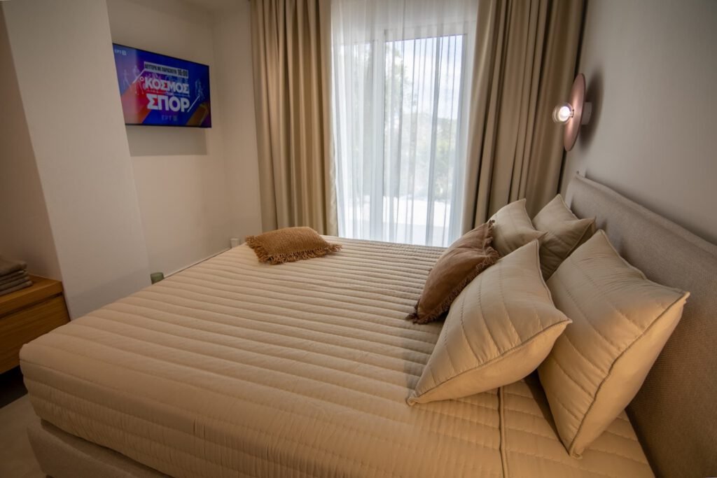 Newly built in 2024, Aigis Apartment Skiathos blends comfort and elegance to create a cosy home away from home on the beautiful island of Skiathos. Conveniently located in Skiathos Town, our apartment offers easy access to the entire island.